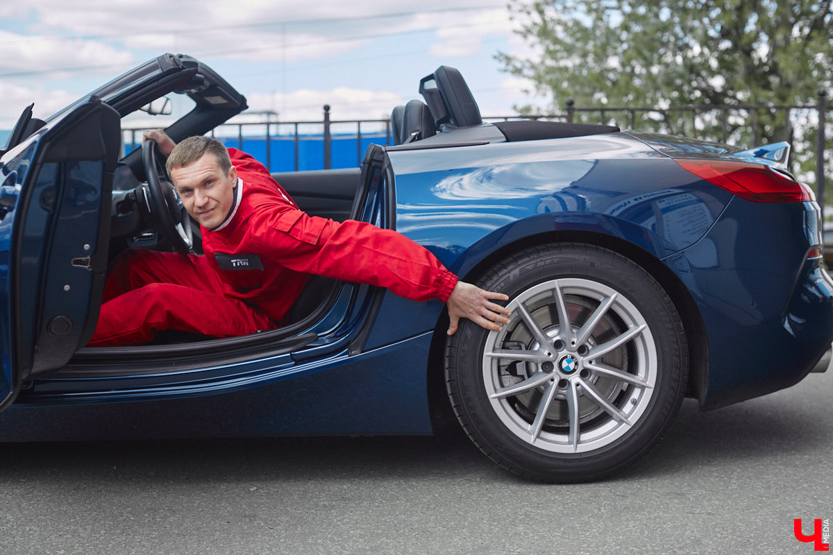 Житель Владимира приобрел двухместный кабриолет марки BMW, причем по параллельному импорту и за немалые деньги. Презентовать спорткар молодой человек решил именно «Ключ-Медиа» прямо в автосервисе. Там же модель с откидной крышей и протестировали. Предлагаем оценить последнюю версию родстера в нашем фоторепортаже!