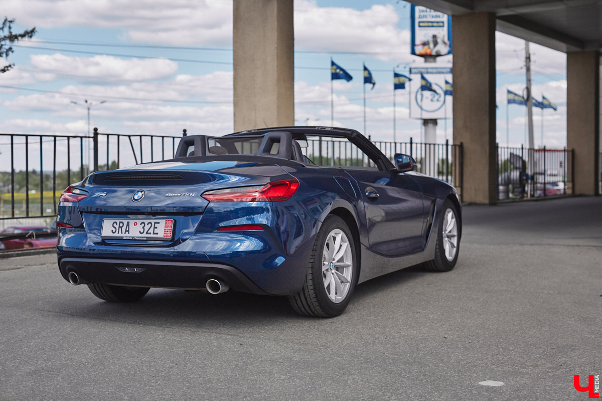 Житель Владимира приобрел двухместный кабриолет марки BMW, причем по параллельному импорту и за немалые деньги. Презентовать спорткар молодой человек решил именно «Ключ-Медиа» прямо в автосервисе. Там же модель с откидной крышей и протестировали. Предлагаем оценить последнюю версию родстера в нашем фоторепортаже!