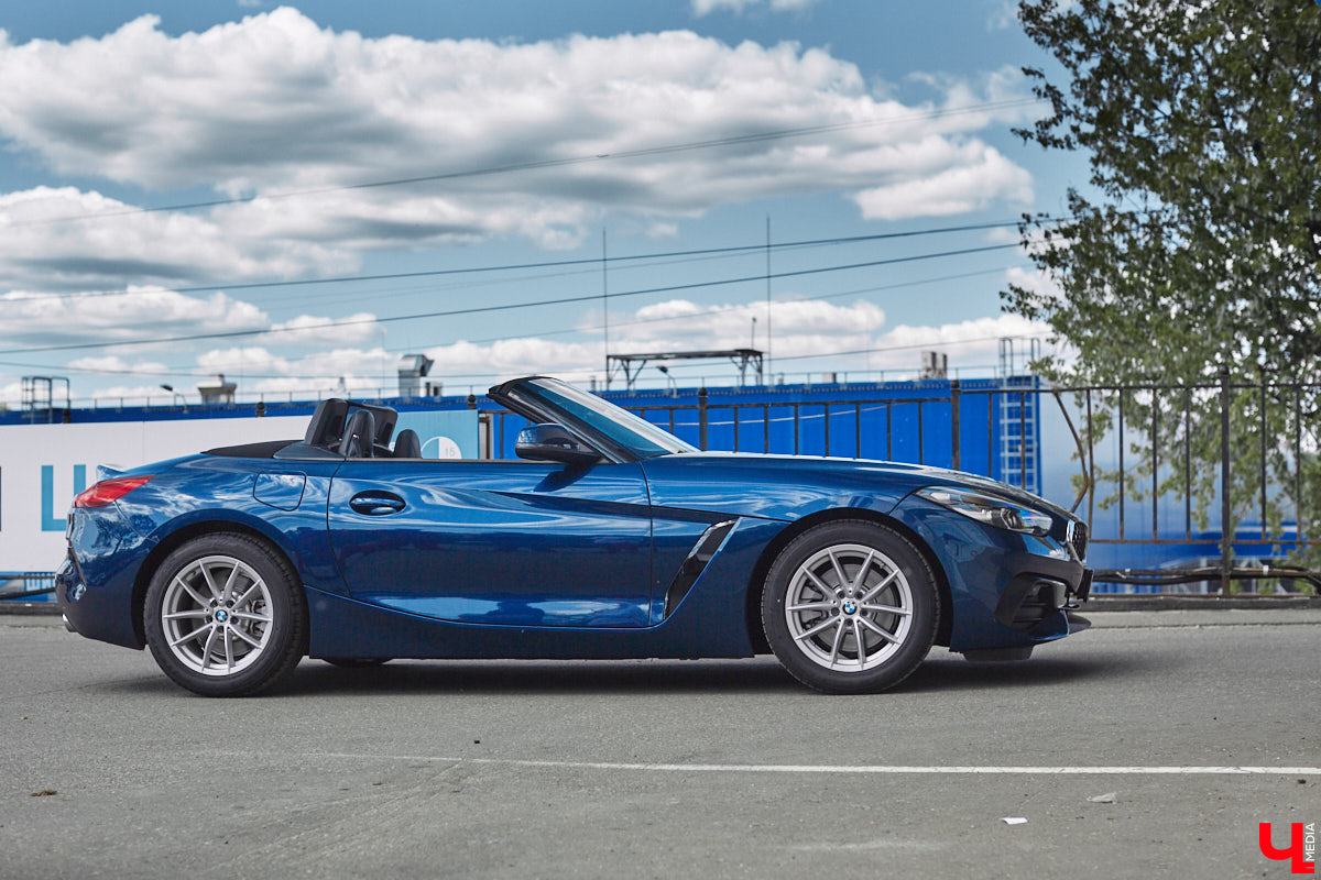 Житель Владимира приобрел двухместный кабриолет марки BMW, причем по параллельному импорту и за немалые деньги. Презентовать спорткар молодой человек решил именно «Ключ-Медиа» прямо в автосервисе. Там же модель с откидной крышей и протестировали. Предлагаем оценить последнюю версию родстера в нашем фоторепортаже!