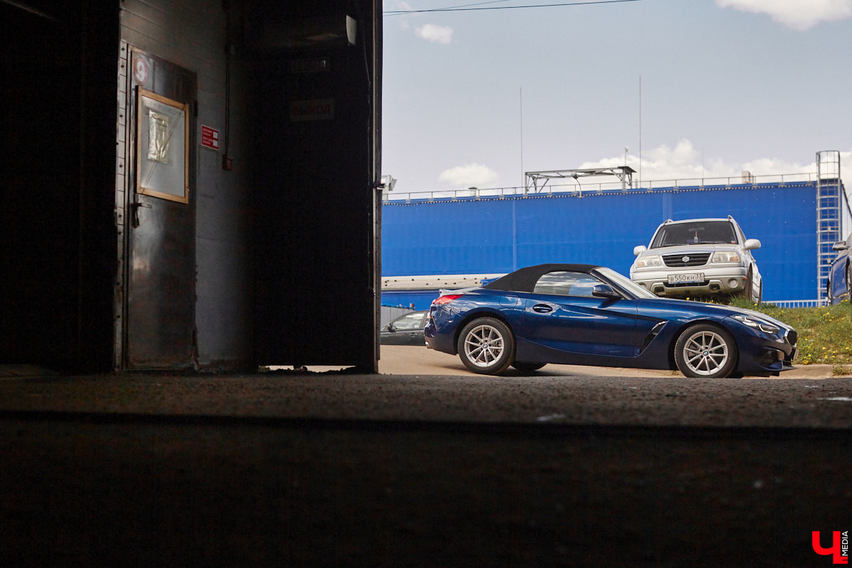 Житель Владимира приобрел двухместный кабриолет марки BMW, причем по параллельному импорту и за немалые деньги. Презентовать спорткар молодой человек решил именно «Ключ-Медиа» прямо в автосервисе. Там же модель с откидной крышей и протестировали. Предлагаем оценить последнюю версию родстера в нашем фоторепортаже!