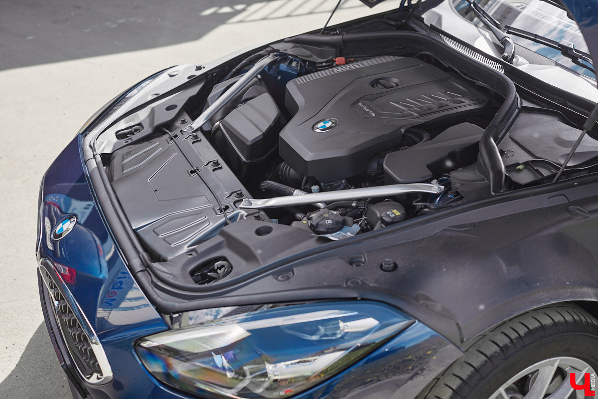 Житель Владимира приобрел двухместный кабриолет марки BMW, причем по параллельному импорту и за немалые деньги. Презентовать спорткар молодой человек решил именно «Ключ-Медиа» прямо в автосервисе. Там же модель с откидной крышей и протестировали. Предлагаем оценить последнюю версию родстера в нашем фоторепортаже!