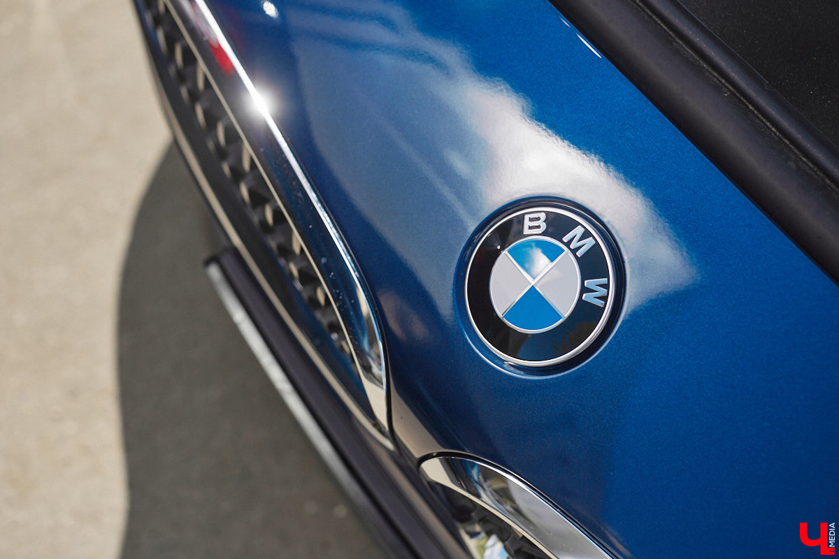 Житель Владимира приобрел двухместный кабриолет марки BMW, причем по параллельному импорту и за немалые деньги. Презентовать спорткар молодой человек решил именно «Ключ-Медиа» прямо в автосервисе. Там же модель с откидной крышей и протестировали. Предлагаем оценить последнюю версию родстера в нашем фоторепортаже!