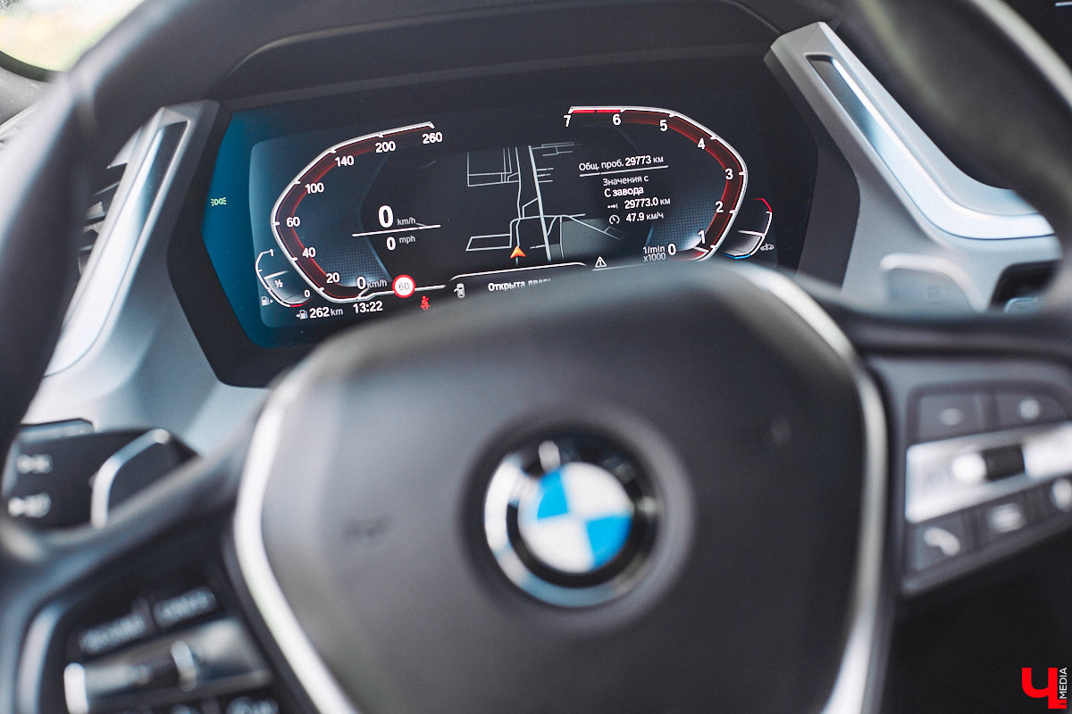 Житель Владимира приобрел двухместный кабриолет марки BMW, причем по параллельному импорту и за немалые деньги. Презентовать спорткар молодой человек решил именно «Ключ-Медиа» прямо в автосервисе. Там же модель с откидной крышей и протестировали. Предлагаем оценить последнюю версию родстера в нашем фоторепортаже!