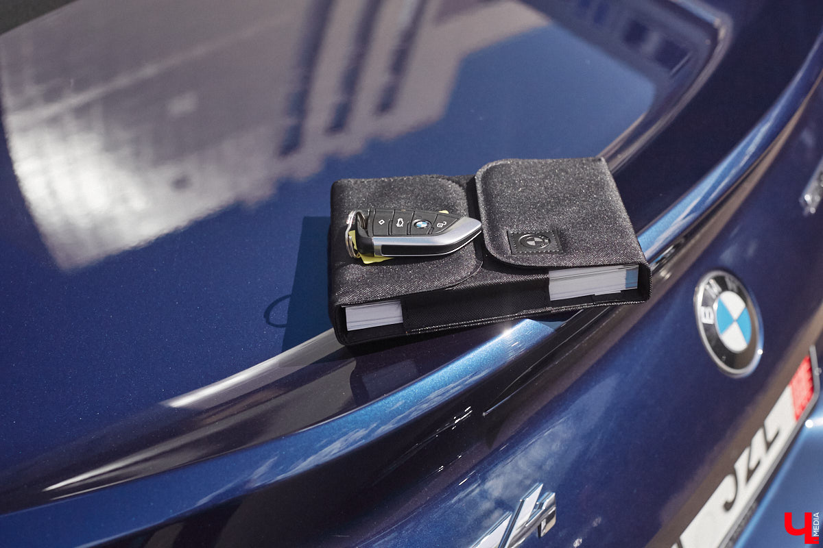 Житель Владимира приобрел двухместный кабриолет марки BMW, причем по параллельному импорту и за немалые деньги. Презентовать спорткар молодой человек решил именно «Ключ-Медиа» прямо в автосервисе. Там же модель с откидной крышей и протестировали. Предлагаем оценить последнюю версию родстера в нашем фоторепортаже!