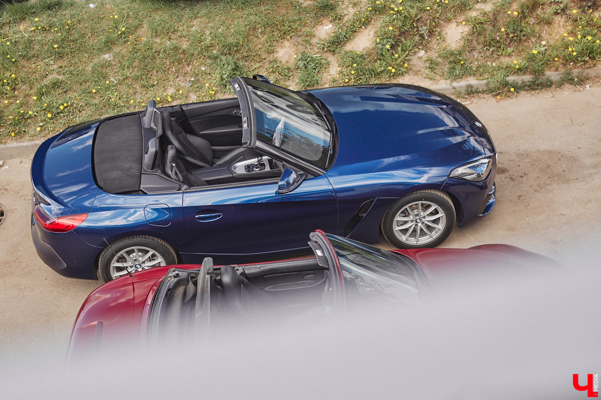 Житель Владимира приобрел двухместный кабриолет марки BMW, причем по параллельному импорту и за немалые деньги. Презентовать спорткар молодой человек решил именно «Ключ-Медиа» прямо в автосервисе. Там же модель с откидной крышей и протестировали. Предлагаем оценить последнюю версию родстера в нашем фоторепортаже!