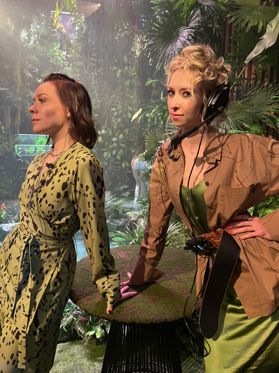 На счету Даши Мартин из Коврова уже не один разработанный концепт и режиссура самых масштабных торжеств, в том числе и среди медийных персон. Из последнего — создание сценария дня рождения популярного блогера. Зачем понадобилось превращать ресторан в джунгли, как Баскова и Харламова едва не бросили в жерло вулкана и какие еще звезды зажигали на празднике — читайте в эксклюзивном интервью на «Ключ-Медиа».