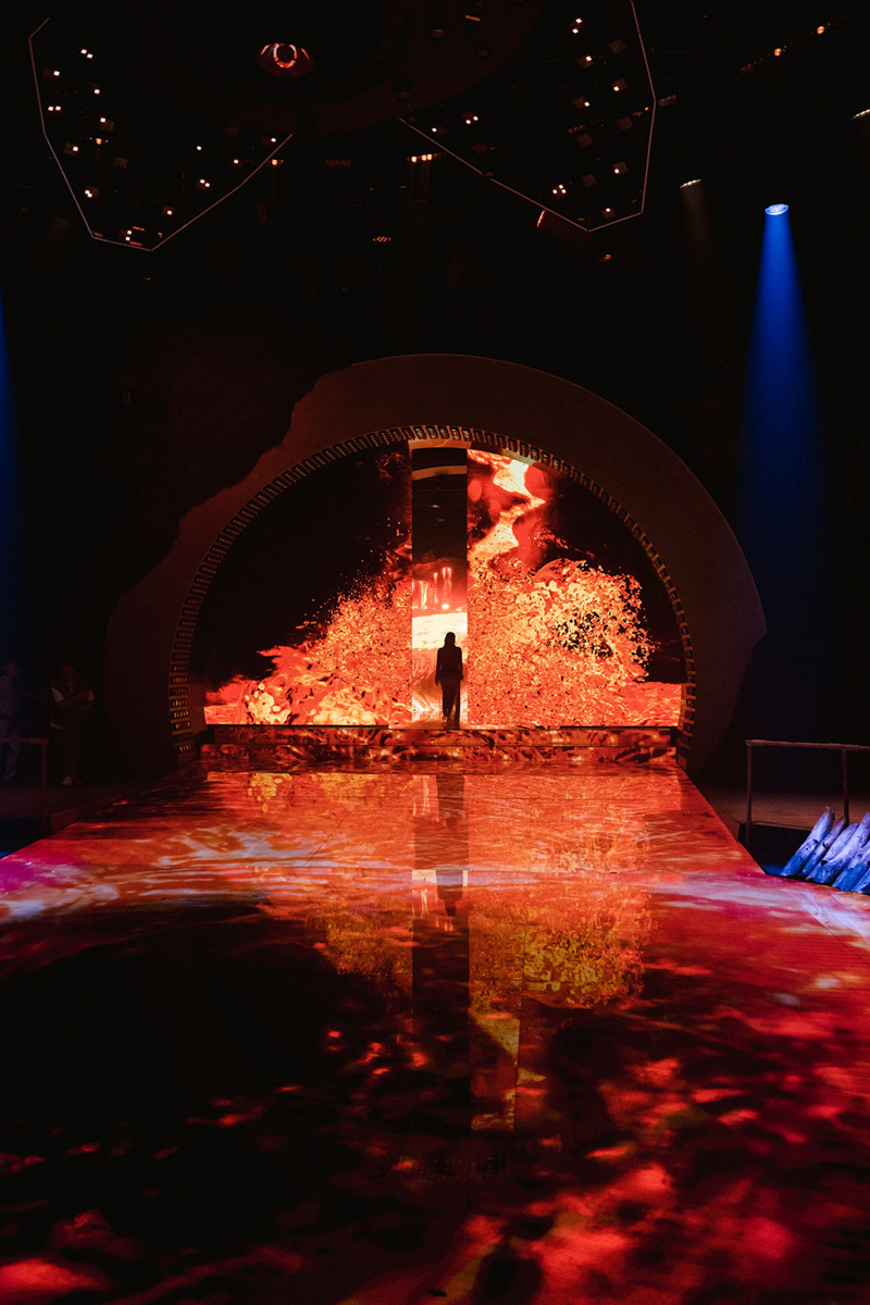 На счету Даши Мартин из Коврова уже не один разработанный концепт и режиссура самых масштабных торжеств, в том числе и среди медийных персон. Из последнего — создание сценария дня рождения популярного блогера. Зачем понадобилось превращать ресторан в джунгли, как Баскова и Харламова едва не бросили в жерло вулкана и какие еще звезды зажигали на празднике — читайте в эксклюзивном интервью на «Ключ-Медиа».