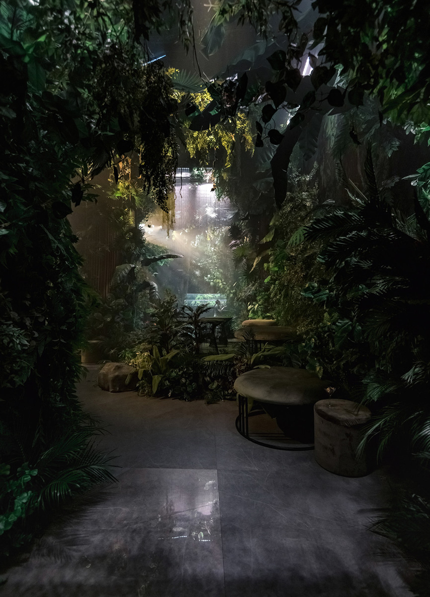 На счету Даши Мартин из Коврова уже не один разработанный концепт и режиссура самых масштабных торжеств, в том числе и среди медийных персон. Из последнего — создание сценария дня рождения популярного блогера. Зачем понадобилось превращать ресторан в джунгли, как Баскова и Харламова едва не бросили в жерло вулкана и какие еще звезды зажигали на празднике — читайте в эксклюзивном интервью на «Ключ-Медиа».