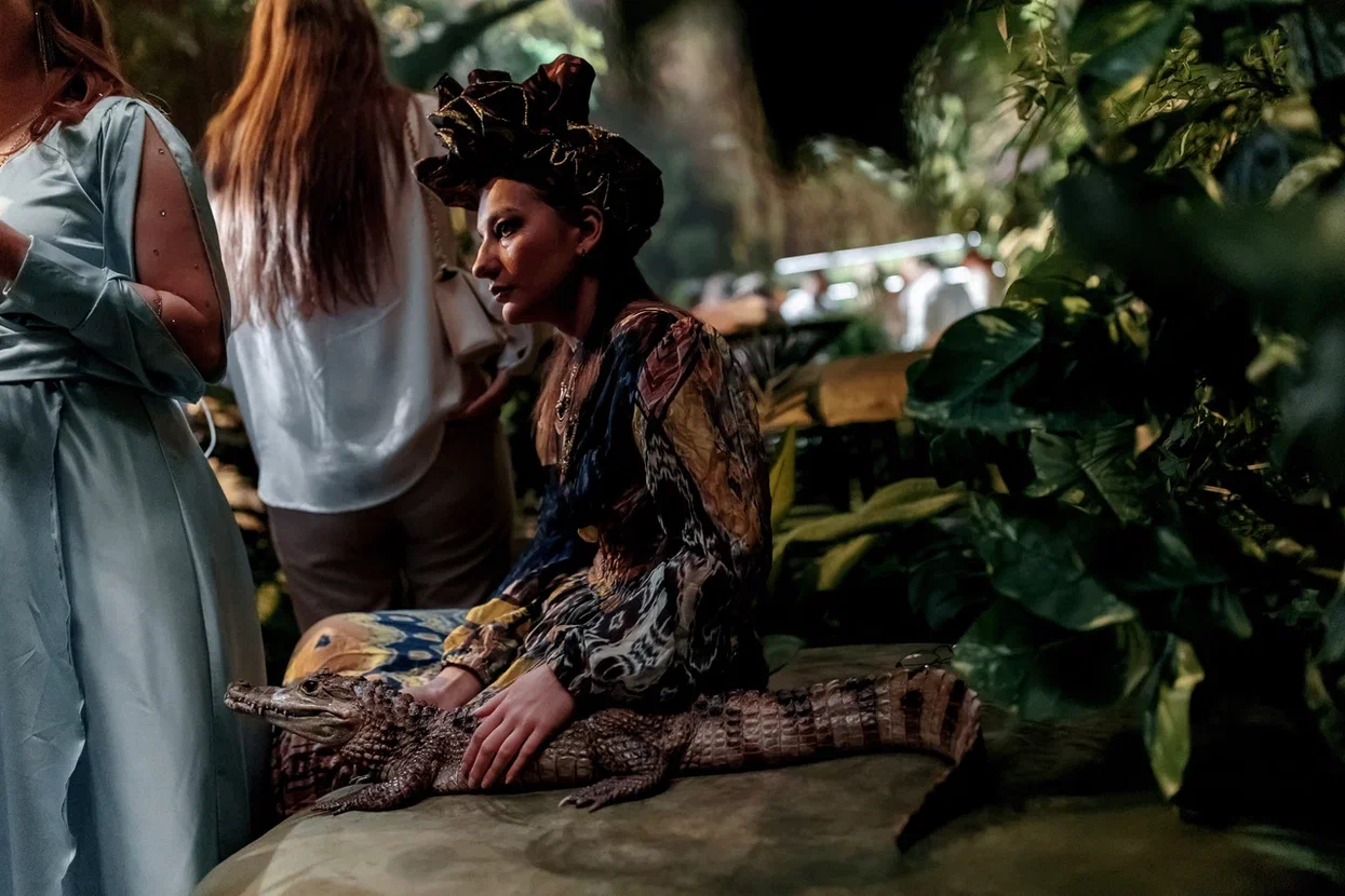 На счету Даши Мартин из Коврова уже не один разработанный концепт и режиссура самых масштабных торжеств, в том числе и среди медийных персон. Из последнего — создание сценария дня рождения популярного блогера. Зачем понадобилось превращать ресторан в джунгли, как Баскова и Харламова едва не бросили в жерло вулкана и какие еще звезды зажигали на празднике — читайте в эксклюзивном интервью на «Ключ-Медиа».