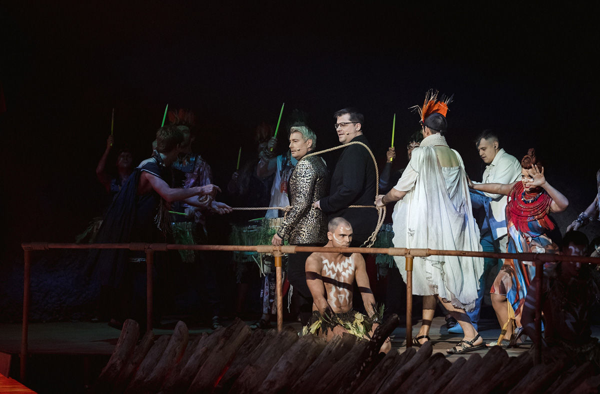 На счету Даши Мартин из Коврова уже не один разработанный концепт и режиссура самых масштабных торжеств, в том числе и среди медийных персон. Из последнего — создание сценария дня рождения популярного блогера. Зачем понадобилось превращать ресторан в джунгли, как Баскова и Харламова едва не бросили в жерло вулкана и какие еще звезды зажигали на празднике — читайте в эксклюзивном интервью на «Ключ-Медиа».