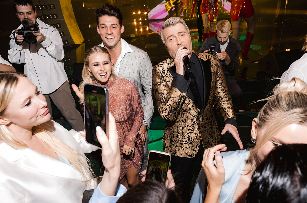 На счету Даши Мартин из Коврова уже не один разработанный концепт и режиссура самых масштабных торжеств, в том числе и среди медийных персон. Из последнего — создание сценария дня рождения популярного блогера. Зачем понадобилось превращать ресторан в джунгли, как Баскова и Харламова едва не бросили в жерло вулкана и какие еще звезды зажигали на празднике — читайте в эксклюзивном интервью на «Ключ-Медиа».