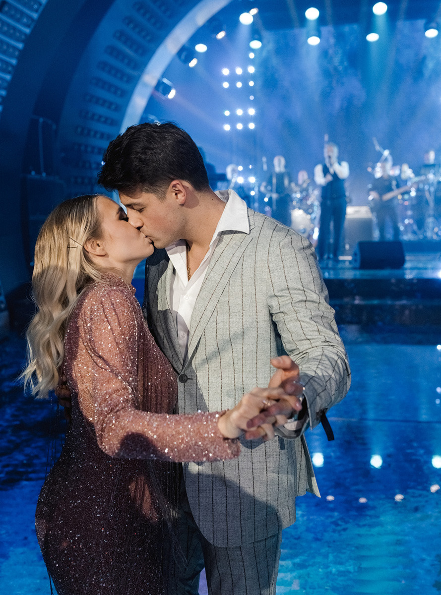 На счету Даши Мартин из Коврова уже не один разработанный концепт и режиссура самых масштабных торжеств, в том числе и среди медийных персон. Из последнего — создание сценария дня рождения популярного блогера. Зачем понадобилось превращать ресторан в джунгли, как Баскова и Харламова едва не бросили в жерло вулкана и какие еще звезды зажигали на празднике — читайте в эксклюзивном интервью на «Ключ-Медиа».