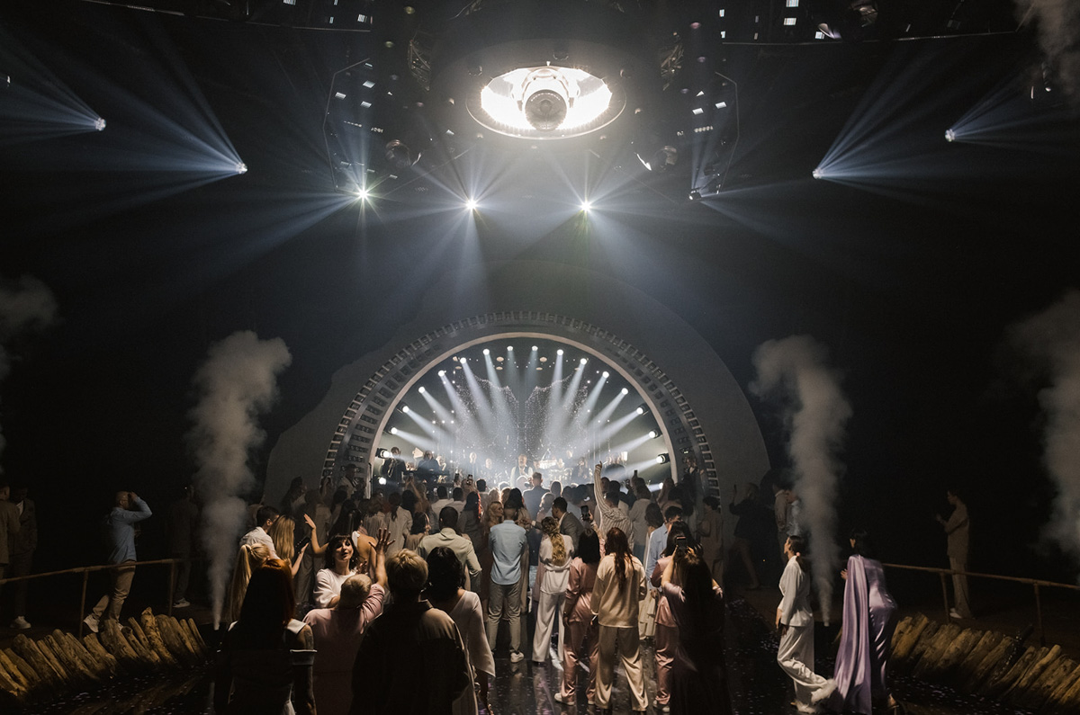 На счету Даши Мартин из Коврова уже не один разработанный концепт и режиссура самых масштабных торжеств, в том числе и среди медийных персон. Из последнего — создание сценария дня рождения популярного блогера. Зачем понадобилось превращать ресторан в джунгли, как Баскова и Харламова едва не бросили в жерло вулкана и какие еще звезды зажигали на празднике — читайте в эксклюзивном интервью на «Ключ-Медиа».