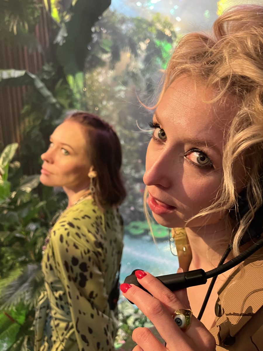 На счету Даши Мартин из Коврова уже не один разработанный концепт и режиссура самых масштабных торжеств, в том числе и среди медийных персон. Из последнего — создание сценария дня рождения популярного блогера. Зачем понадобилось превращать ресторан в джунгли, как Баскова и Харламова едва не бросили в жерло вулкана и какие еще звезды зажигали на празднике — читайте в эксклюзивном интервью на «Ключ-Медиа».