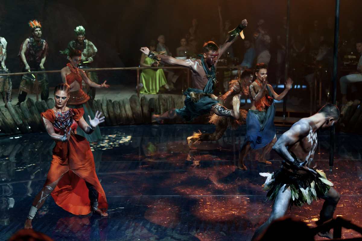 На счету Даши Мартин из Коврова уже не один разработанный концепт и режиссура самых масштабных торжеств, в том числе и среди медийных персон. Из последнего — создание сценария дня рождения популярного блогера. Зачем понадобилось превращать ресторан в джунгли, как Баскова и Харламова едва не бросили в жерло вулкана и какие еще звезды зажигали на празднике — читайте в эксклюзивном интервью на «Ключ-Медиа».