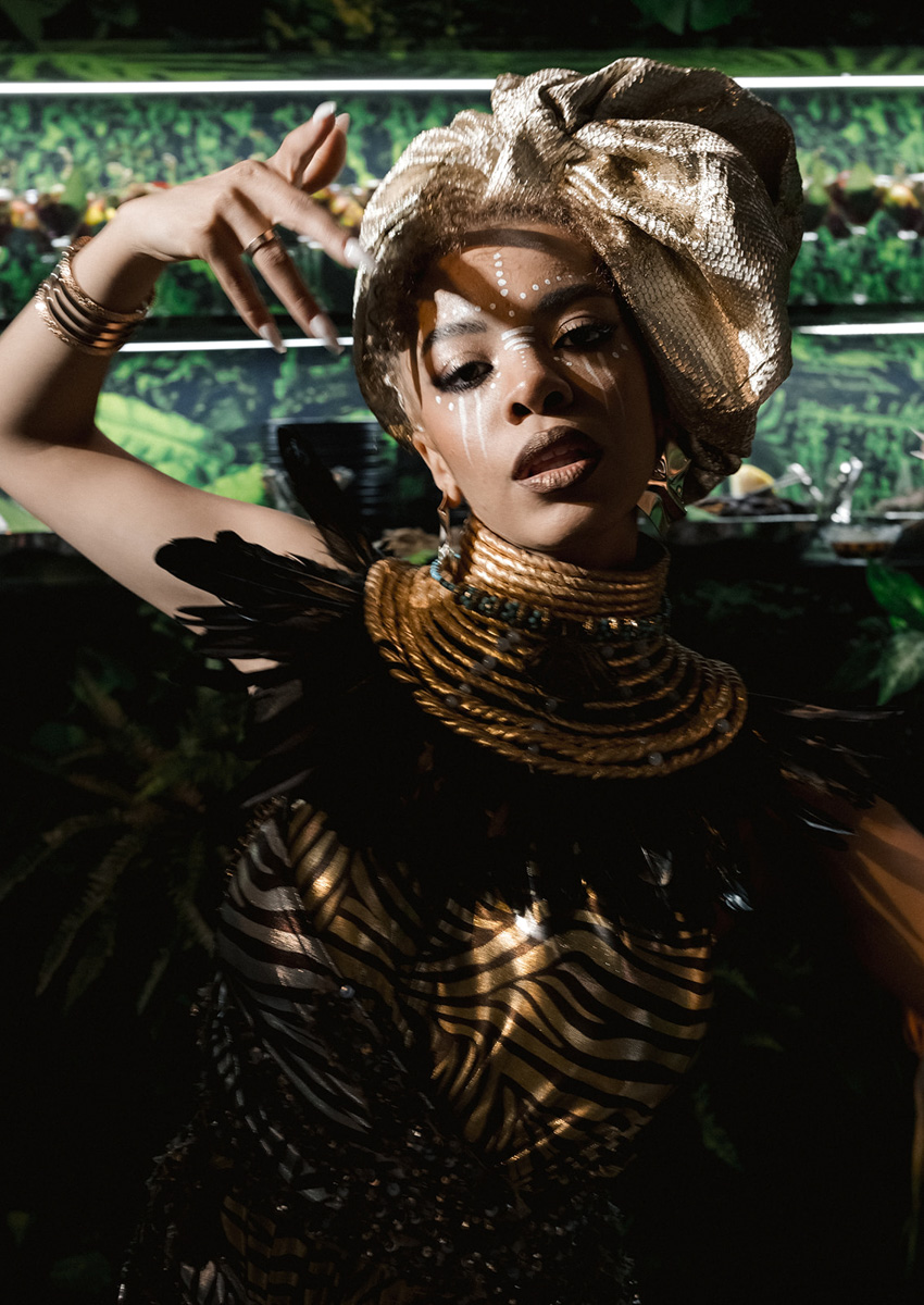 На счету Даши Мартин из Коврова уже не один разработанный концепт и режиссура самых масштабных торжеств, в том числе и среди медийных персон. Из последнего — создание сценария дня рождения популярного блогера. Зачем понадобилось превращать ресторан в джунгли, как Баскова и Харламова едва не бросили в жерло вулкана и какие еще звезды зажигали на празднике — читайте в эксклюзивном интервью на «Ключ-Медиа».