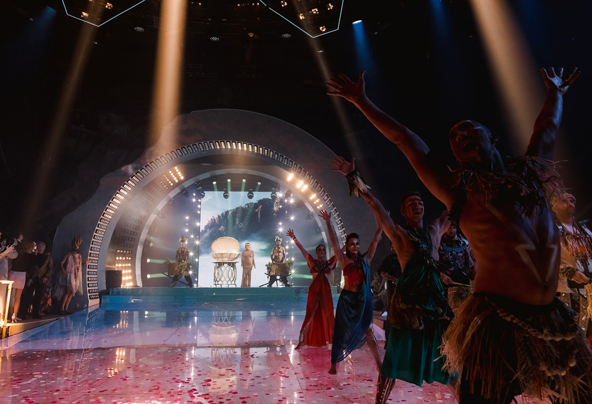 На счету Даши Мартин из Коврова уже не один разработанный концепт и режиссура самых масштабных торжеств, в том числе и среди медийных персон. Из последнего — создание сценария дня рождения популярного блогера. Зачем понадобилось превращать ресторан в джунгли, как Баскова и Харламова едва не бросили в жерло вулкана и какие еще звезды зажигали на празднике — читайте в эксклюзивном интервью на «Ключ-Медиа».