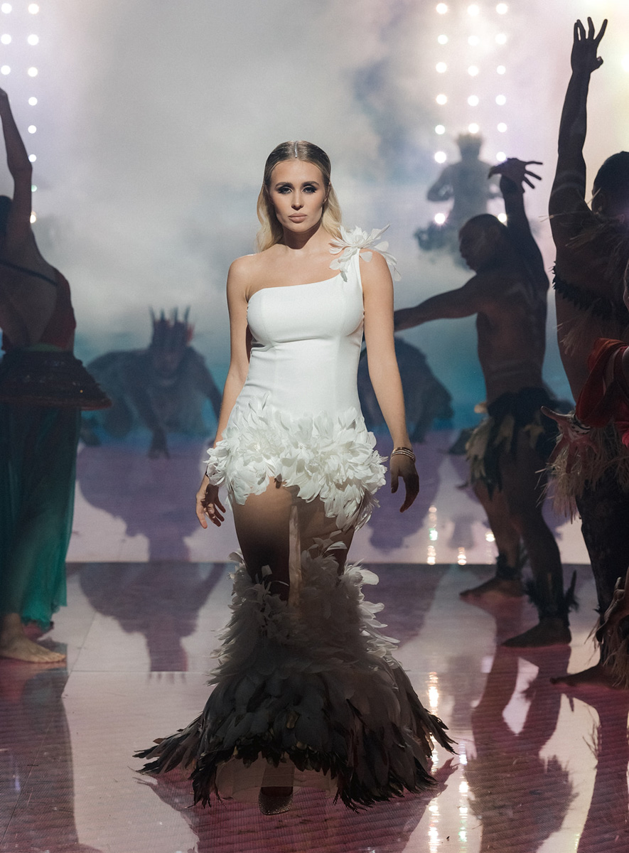 На счету Даши Мартин из Коврова уже не один разработанный концепт и режиссура самых масштабных торжеств, в том числе и среди медийных персон. Из последнего — создание сценария дня рождения популярного блогера. Зачем понадобилось превращать ресторан в джунгли, как Баскова и Харламова едва не бросили в жерло вулкана и какие еще звезды зажигали на празднике — читайте в эксклюзивном интервью на «Ключ-Медиа».