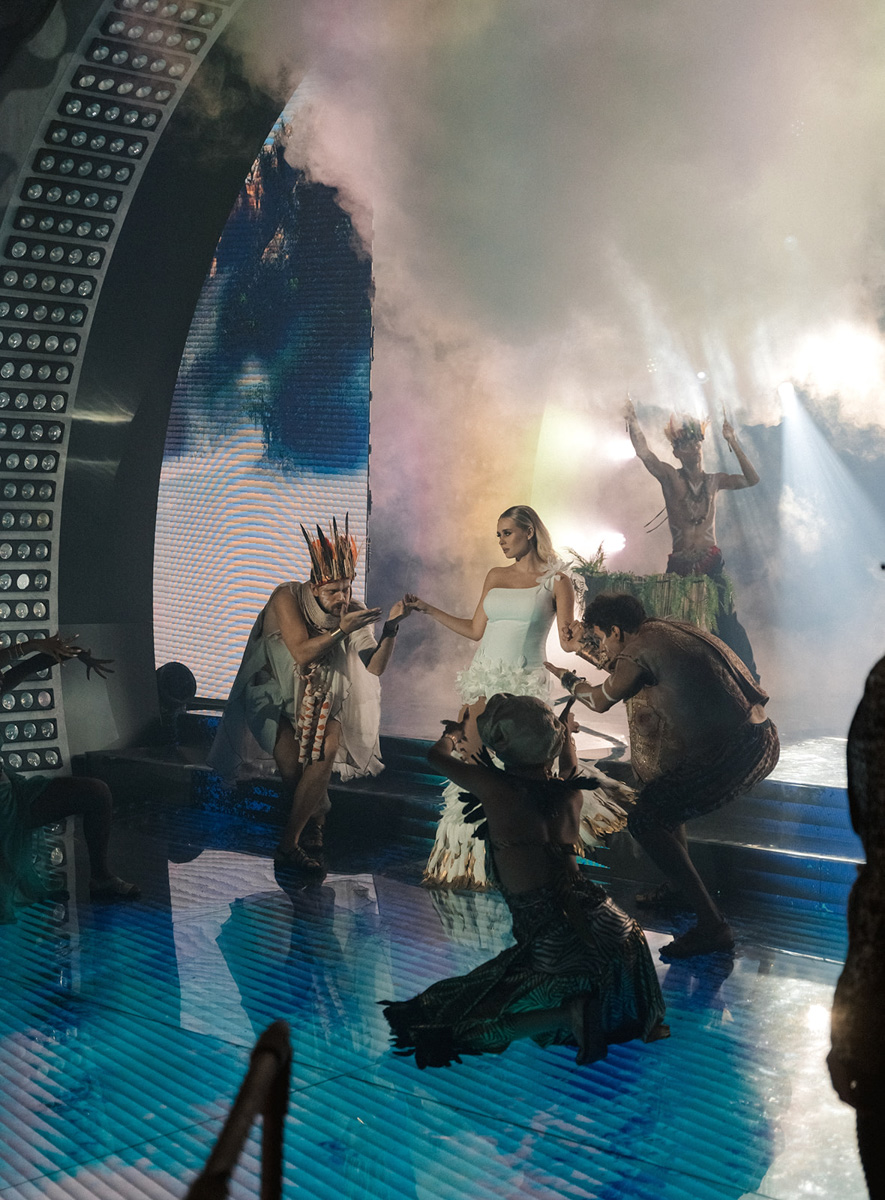 На счету Даши Мартин из Коврова уже не один разработанный концепт и режиссура самых масштабных торжеств, в том числе и среди медийных персон. Из последнего — создание сценария дня рождения популярного блогера. Зачем понадобилось превращать ресторан в джунгли, как Баскова и Харламова едва не бросили в жерло вулкана и какие еще звезды зажигали на празднике — читайте в эксклюзивном интервью на «Ключ-Медиа».