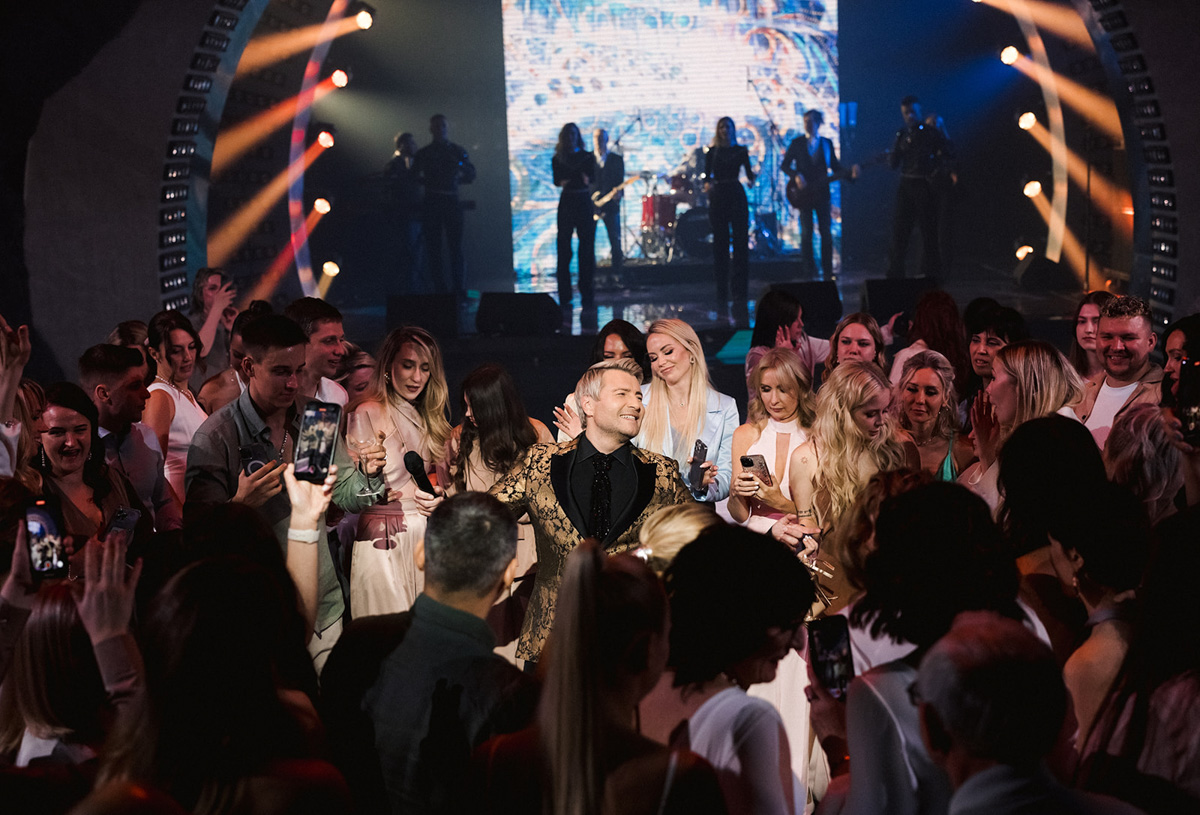 На счету Даши Мартин из Коврова уже не один разработанный концепт и режиссура самых масштабных торжеств, в том числе и среди медийных персон. Из последнего — создание сценария дня рождения популярного блогера. Зачем понадобилось превращать ресторан в джунгли, как Баскова и Харламова едва не бросили в жерло вулкана и какие еще звезды зажигали на празднике — читайте в эксклюзивном интервью на «Ключ-Медиа».