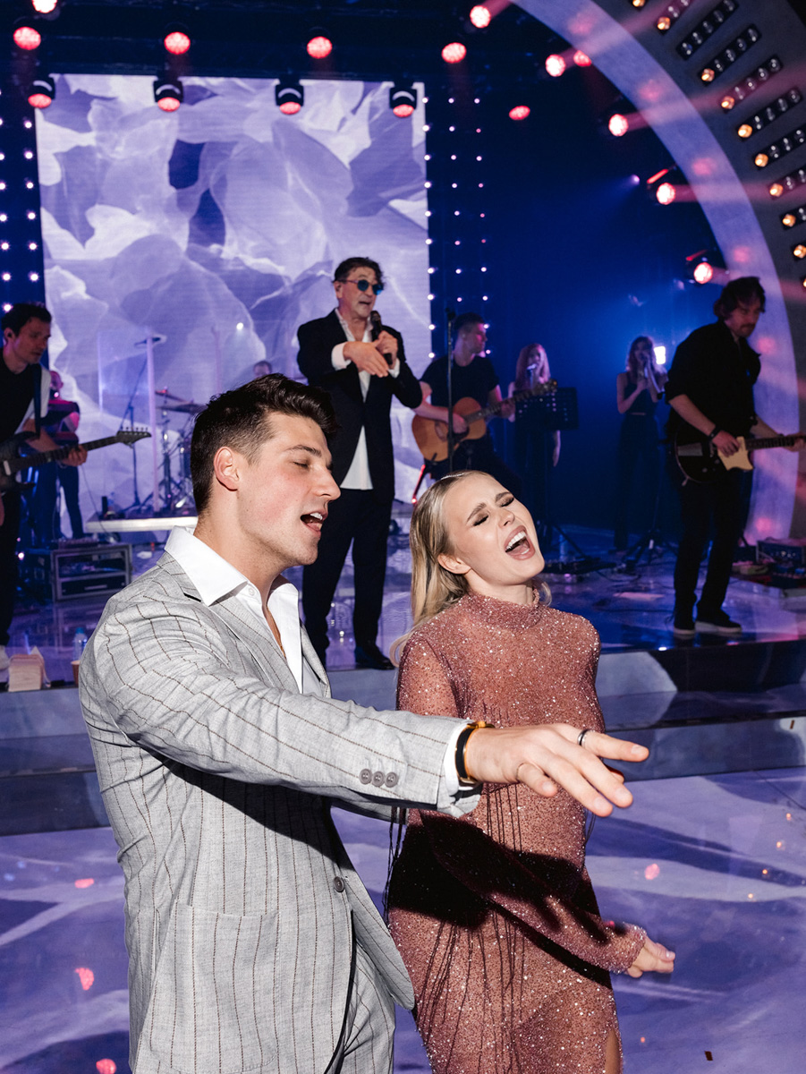 На счету Даши Мартин из Коврова уже не один разработанный концепт и режиссура самых масштабных торжеств, в том числе и среди медийных персон. Из последнего — создание сценария дня рождения популярного блогера. Зачем понадобилось превращать ресторан в джунгли, как Баскова и Харламова едва не бросили в жерло вулкана и какие еще звезды зажигали на празднике — читайте в эксклюзивном интервью на «Ключ-Медиа».