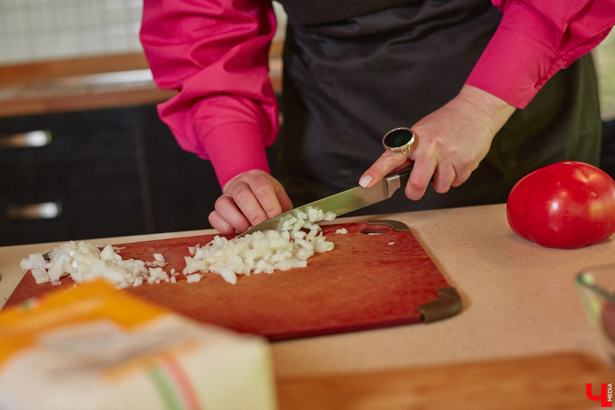 Владимирская бизнес-леди Мария Киселева, автор уникального подкаста «Бюстгальтер, милый мой бюстгальтер» и резидент Ассоциации брафиттеров, устроила «Танго» на кухне!