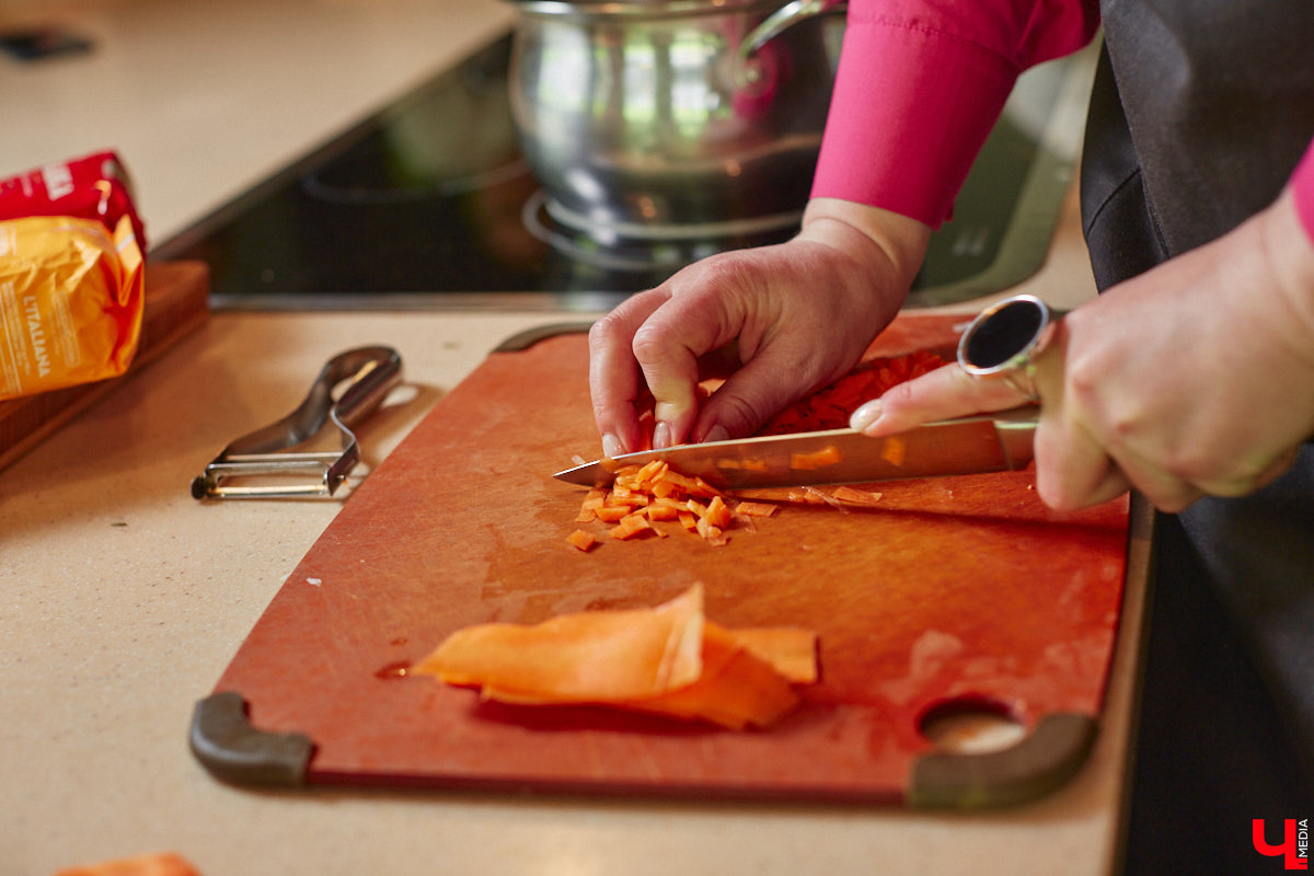 Владимирская бизнес-леди Мария Киселева, автор уникального подкаста «Бюстгальтер, милый мой бюстгальтер» и резидент Ассоциации брафиттеров, устроила «Танго» на кухне!