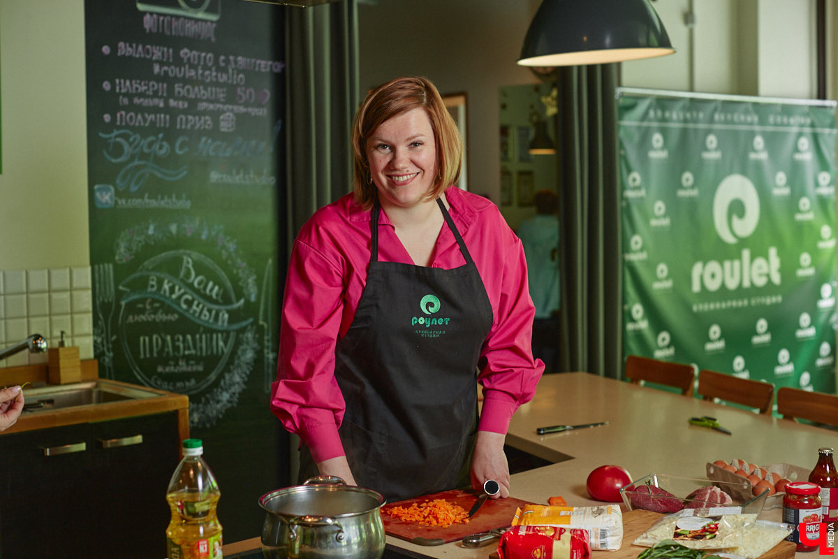 Владимирская бизнес-леди Мария Киселева, автор уникального подкаста «Бюстгальтер, милый мой бюстгальтер» и резидент Ассоциации брафиттеров, устроила «Танго» на кухне!