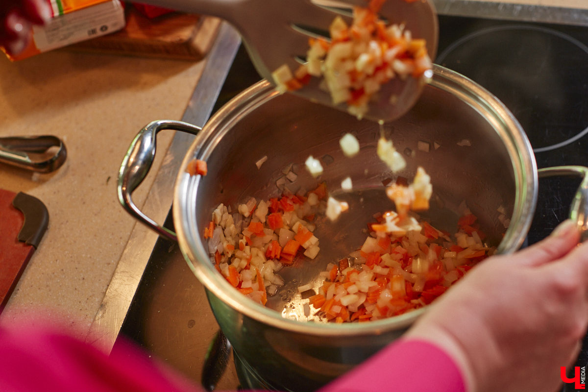 Владимирская бизнес-леди Мария Киселева, автор уникального подкаста «Бюстгальтер, милый мой бюстгальтер» и резидент Ассоциации брафиттеров, устроила «Танго» на кухне!