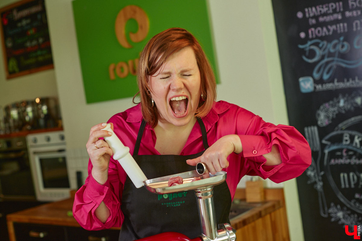 Владимирская бизнес-леди Мария Киселева, автор уникального подкаста «Бюстгальтер, милый мой бюстгальтер» и резидент Ассоциации брафиттеров, устроила «Танго» на кухне!