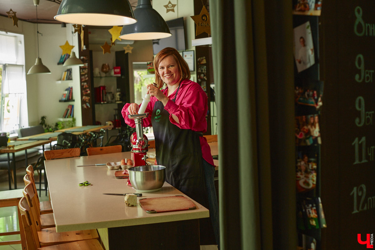 Владимирская бизнес-леди Мария Киселева, автор уникального подкаста «Бюстгальтер, милый мой бюстгальтер» и резидент Ассоциации брафиттеров, устроила «Танго» на кухне!