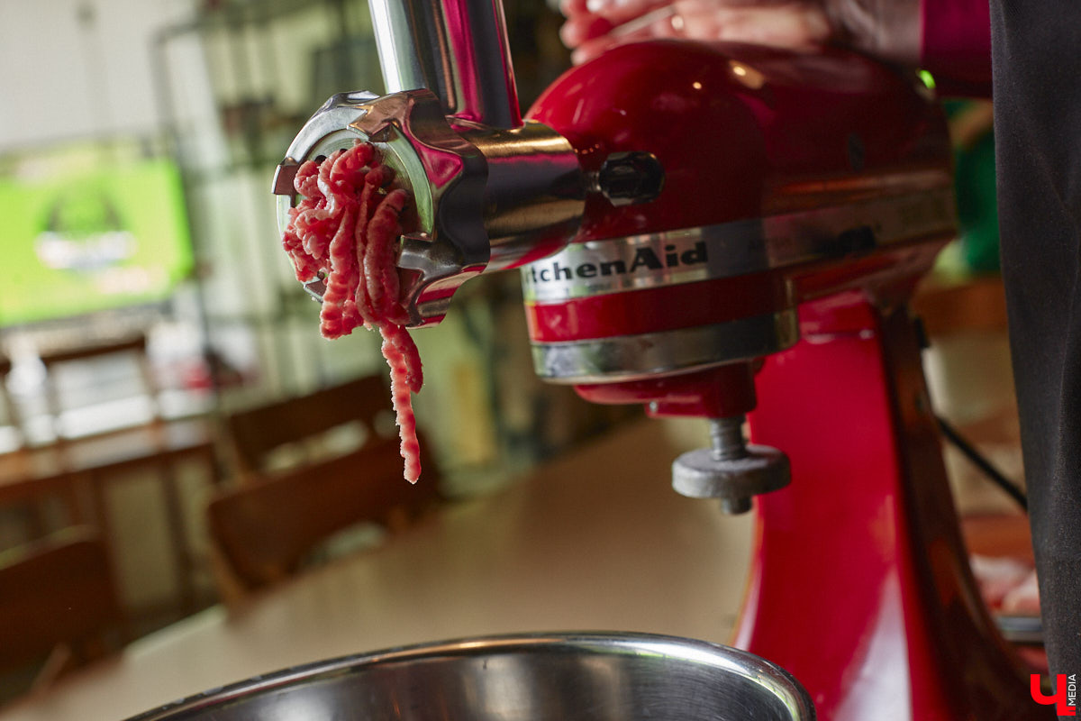 Владимирская бизнес-леди Мария Киселева, автор уникального подкаста «Бюстгальтер, милый мой бюстгальтер» и резидент Ассоциации брафиттеров, устроила «Танго» на кухне!