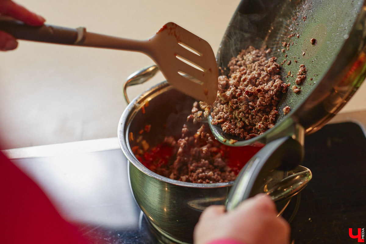 Владимирская бизнес-леди Мария Киселева, автор уникального подкаста «Бюстгальтер, милый мой бюстгальтер» и резидент Ассоциации брафиттеров, устроила «Танго» на кухне!
