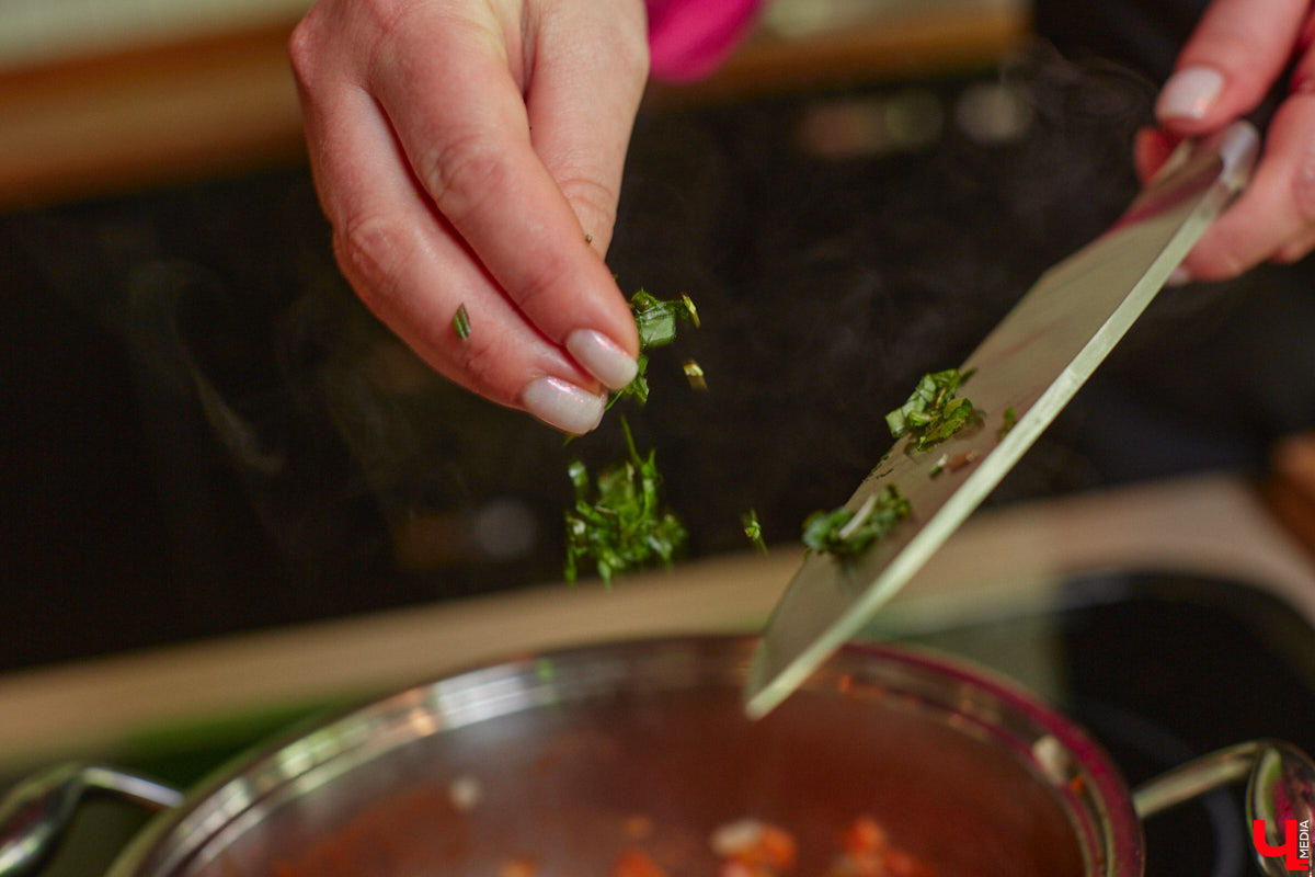 Владимирская бизнес-леди Мария Киселева, автор уникального подкаста «Бюстгальтер, милый мой бюстгальтер» и резидент Ассоциации брафиттеров, устроила «Танго» на кухне!