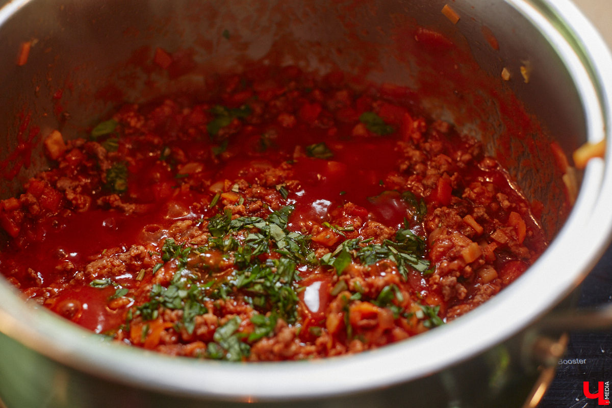 Владимирская бизнес-леди Мария Киселева, автор уникального подкаста «Бюстгальтер, милый мой бюстгальтер» и резидент Ассоциации брафиттеров, устроила «Танго» на кухне!