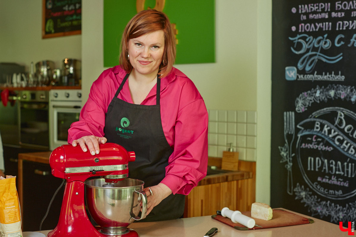 Владимирская бизнес-леди Мария Киселева, автор уникального подкаста «Бюстгальтер, милый мой бюстгальтер» и резидент Ассоциации брафиттеров, устроила «Танго» на кухне!