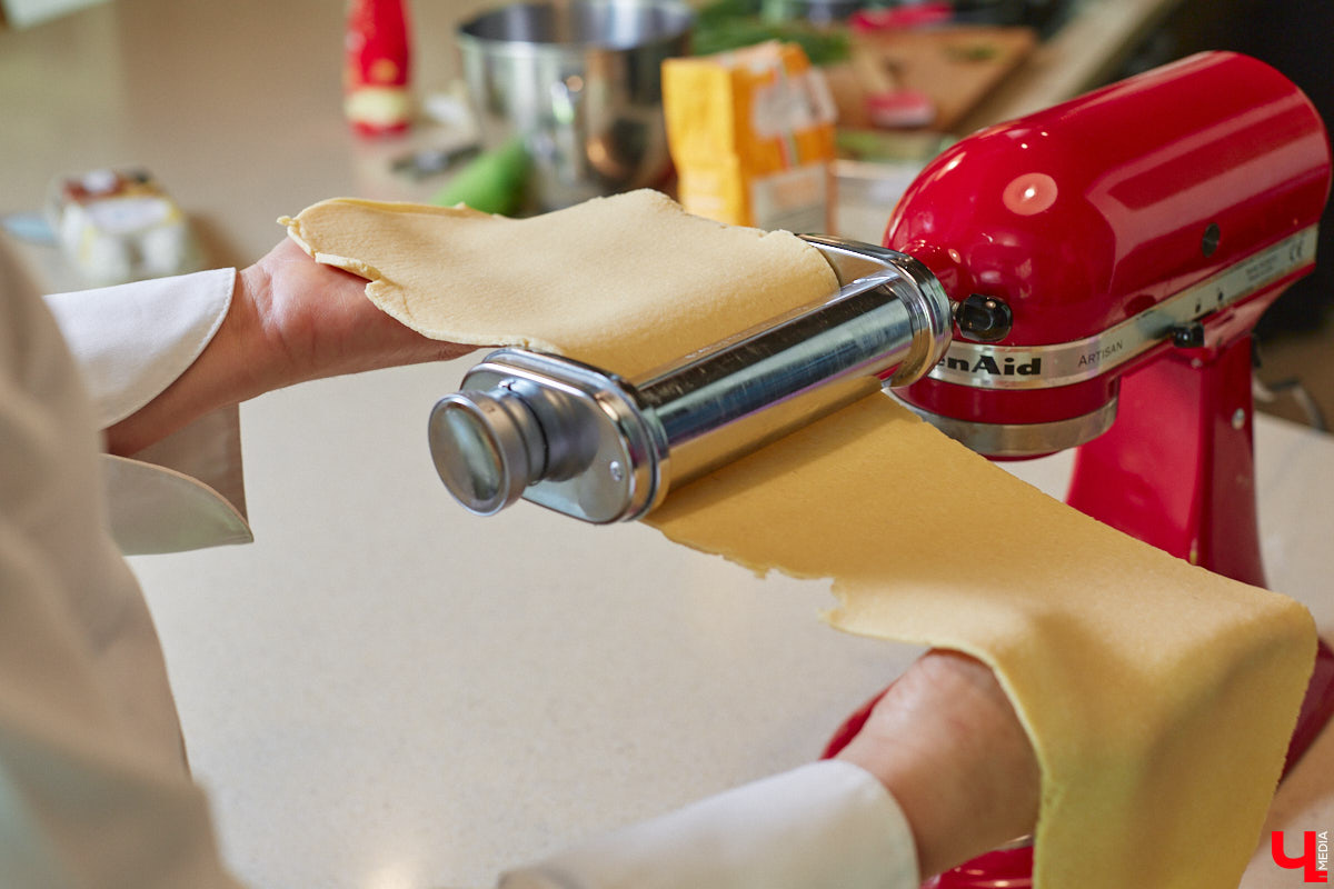 Владимирская бизнес-леди Мария Киселева, автор уникального подкаста «Бюстгальтер, милый мой бюстгальтер» и резидент Ассоциации брафиттеров, устроила «Танго» на кухне!