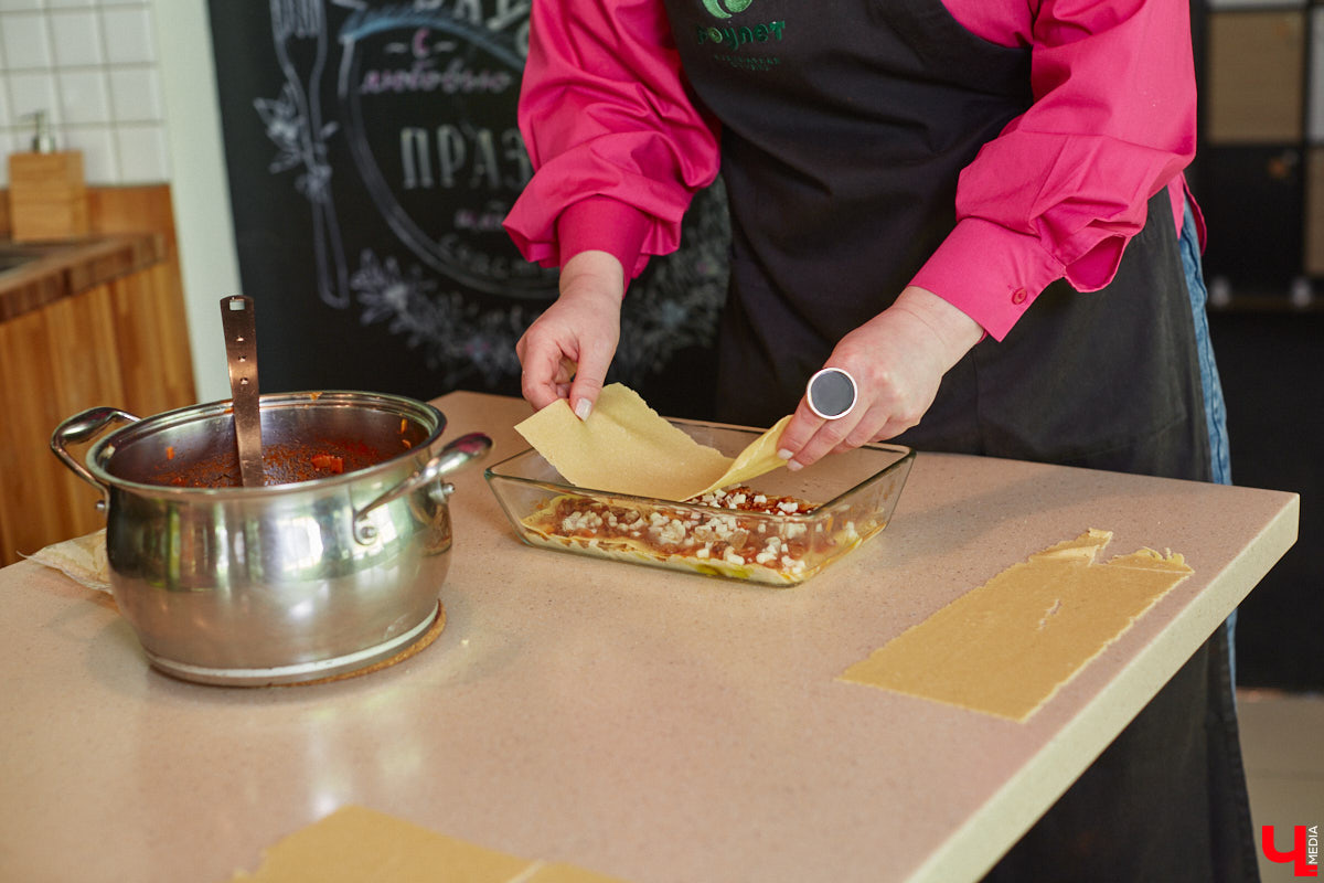 Владимирская бизнес-леди Мария Киселева, автор уникального подкаста «Бюстгальтер, милый мой бюстгальтер» и резидент Ассоциации брафиттеров, устроила «Танго» на кухне!