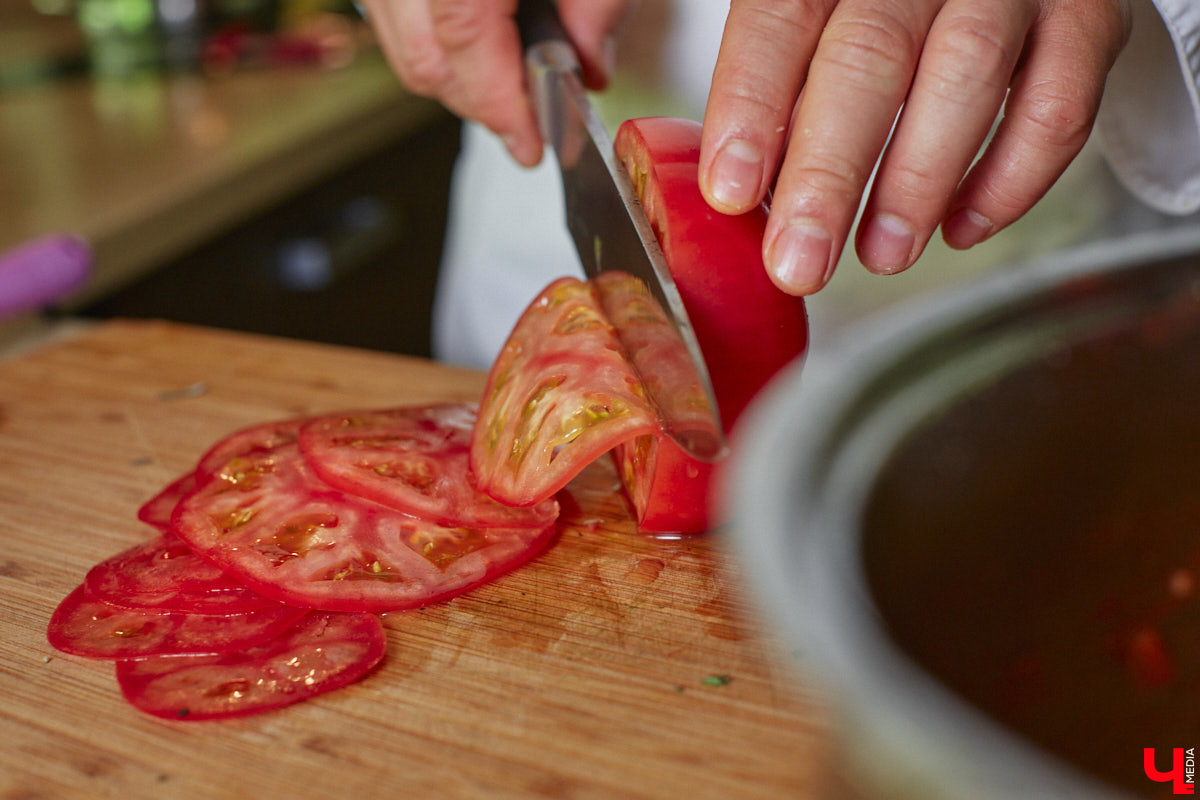 Владимирская бизнес-леди Мария Киселева, автор уникального подкаста «Бюстгальтер, милый мой бюстгальтер» и резидент Ассоциации брафиттеров, устроила «Танго» на кухне!