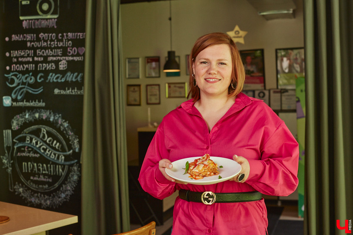 Владимирская бизнес-леди Мария Киселева, автор уникального подкаста «Бюстгальтер, милый мой бюстгальтер» и резидент Ассоциации брафиттеров, устроила «Танго» на кухне!