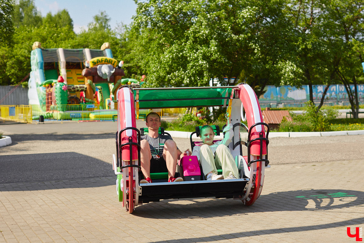 Владимирский парк аттракционов «Добро Лэнд» прошел проверку и приглашает гостей. В этом году на выбор сразу двадцать батутов и каруселей. Есть среди них и новинки. Причем планов по дальнейшему развитию еще много. Например, летом там обещают устроить мини-аквапарк для детей. Все подробности в нашем фоторепортаже.