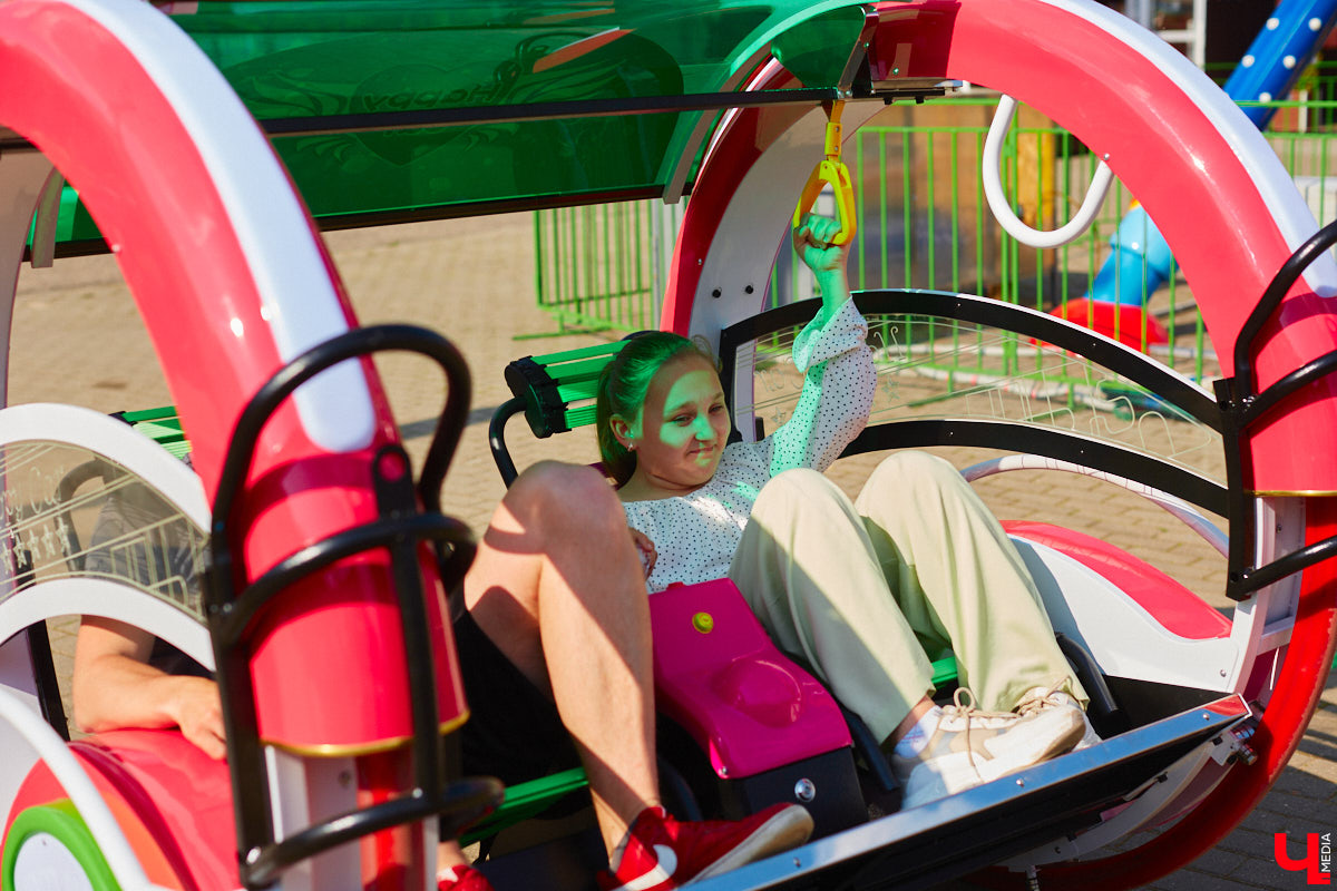 Владимирский парк аттракционов «Добро Лэнд» прошел проверку и приглашает гостей. В этом году на выбор сразу двадцать батутов и каруселей. Есть среди них и новинки. Причем планов по дальнейшему развитию еще много. Например, летом там обещают устроить мини-аквапарк для детей. Все подробности в нашем фоторепортаже.