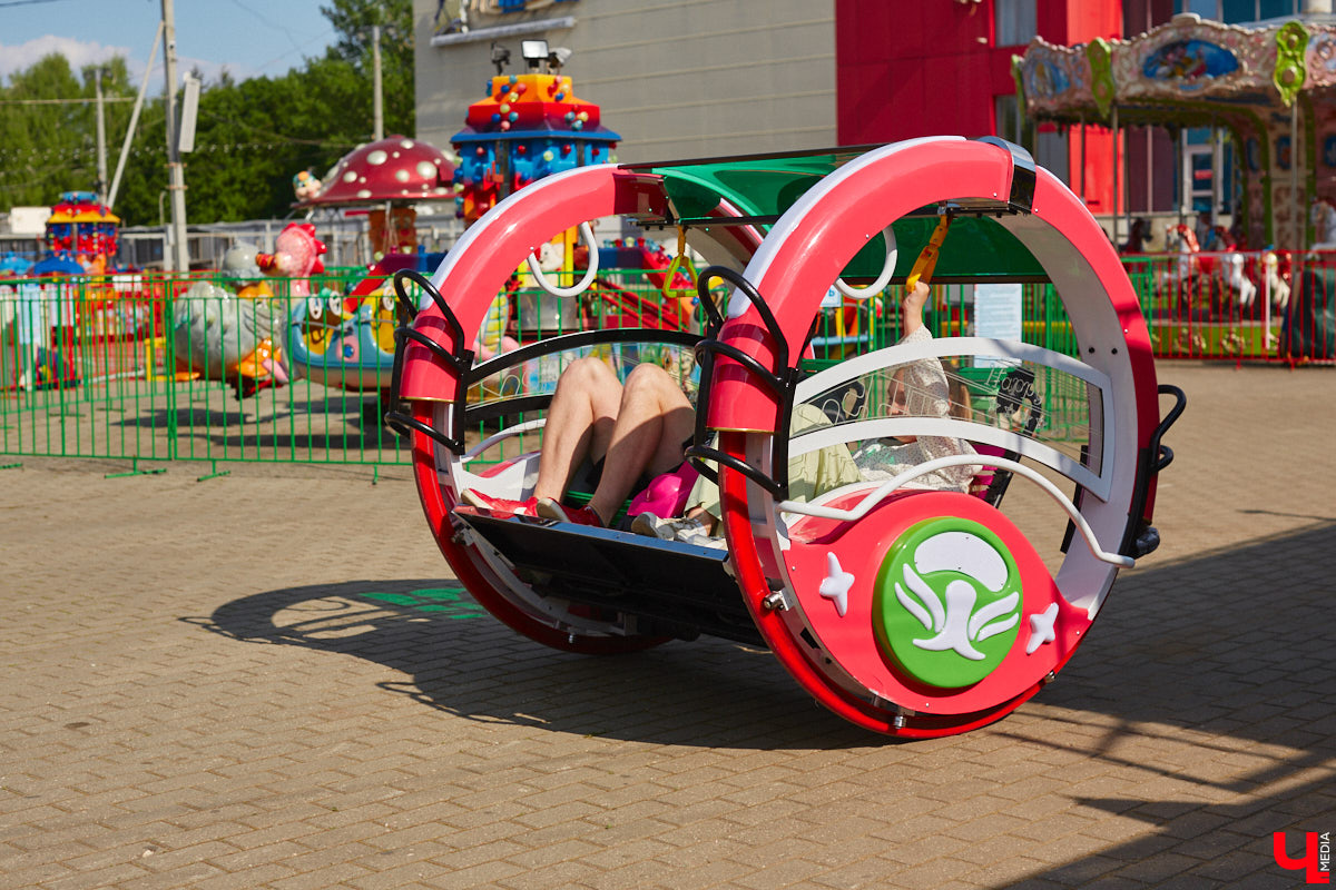 Владимирский парк аттракционов «Добро Лэнд» прошел проверку и приглашает гостей. В этом году на выбор сразу двадцать батутов и каруселей. Есть среди них и новинки. Причем планов по дальнейшему развитию еще много. Например, летом там обещают устроить мини-аквапарк для детей. Все подробности в нашем фоторепортаже.