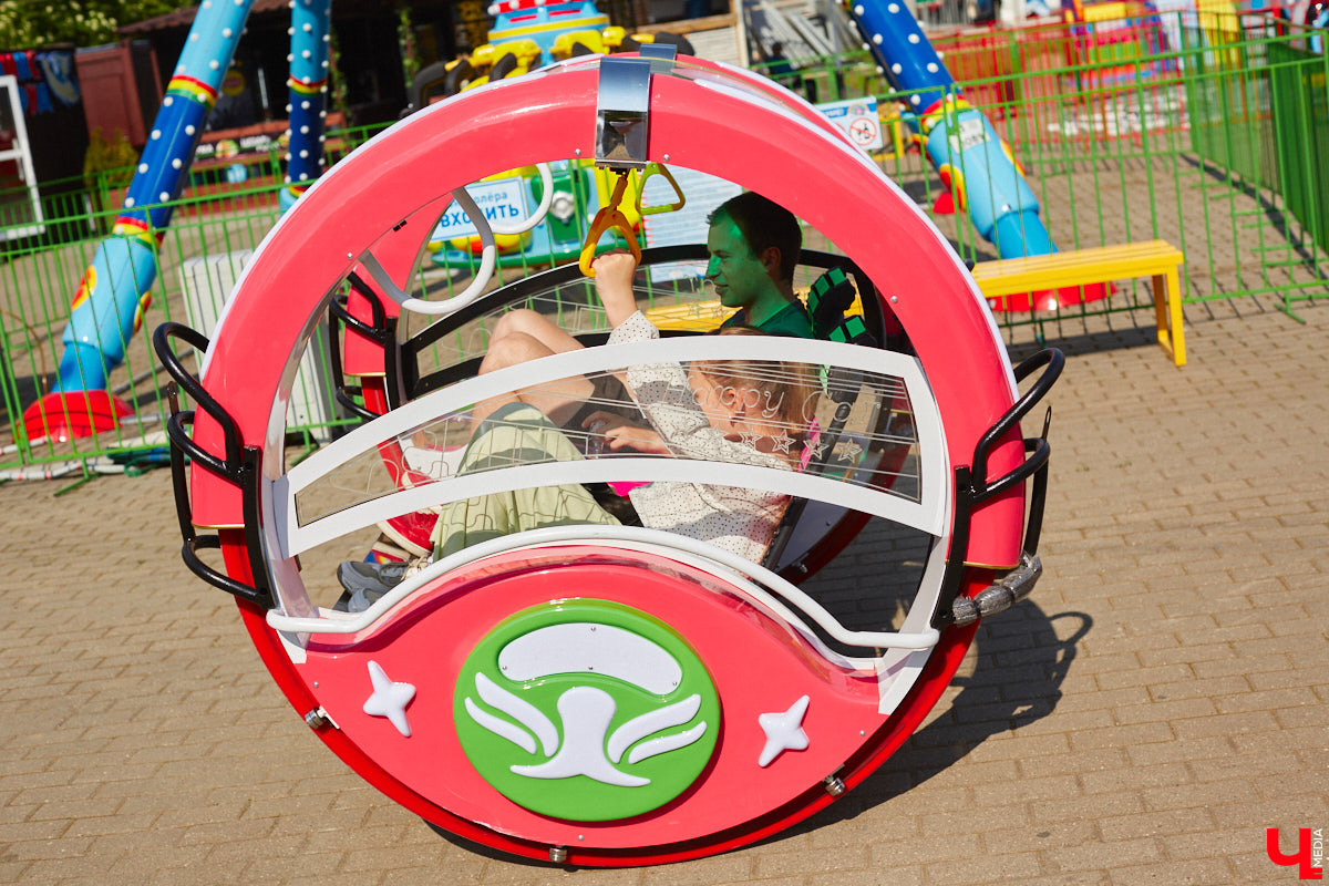 Владимирский парк аттракционов «Добро Лэнд» прошел проверку и приглашает гостей. В этом году на выбор сразу двадцать батутов и каруселей. Есть среди них и новинки. Причем планов по дальнейшему развитию еще много. Например, летом там обещают устроить мини-аквапарк для детей. Все подробности в нашем фоторепортаже.