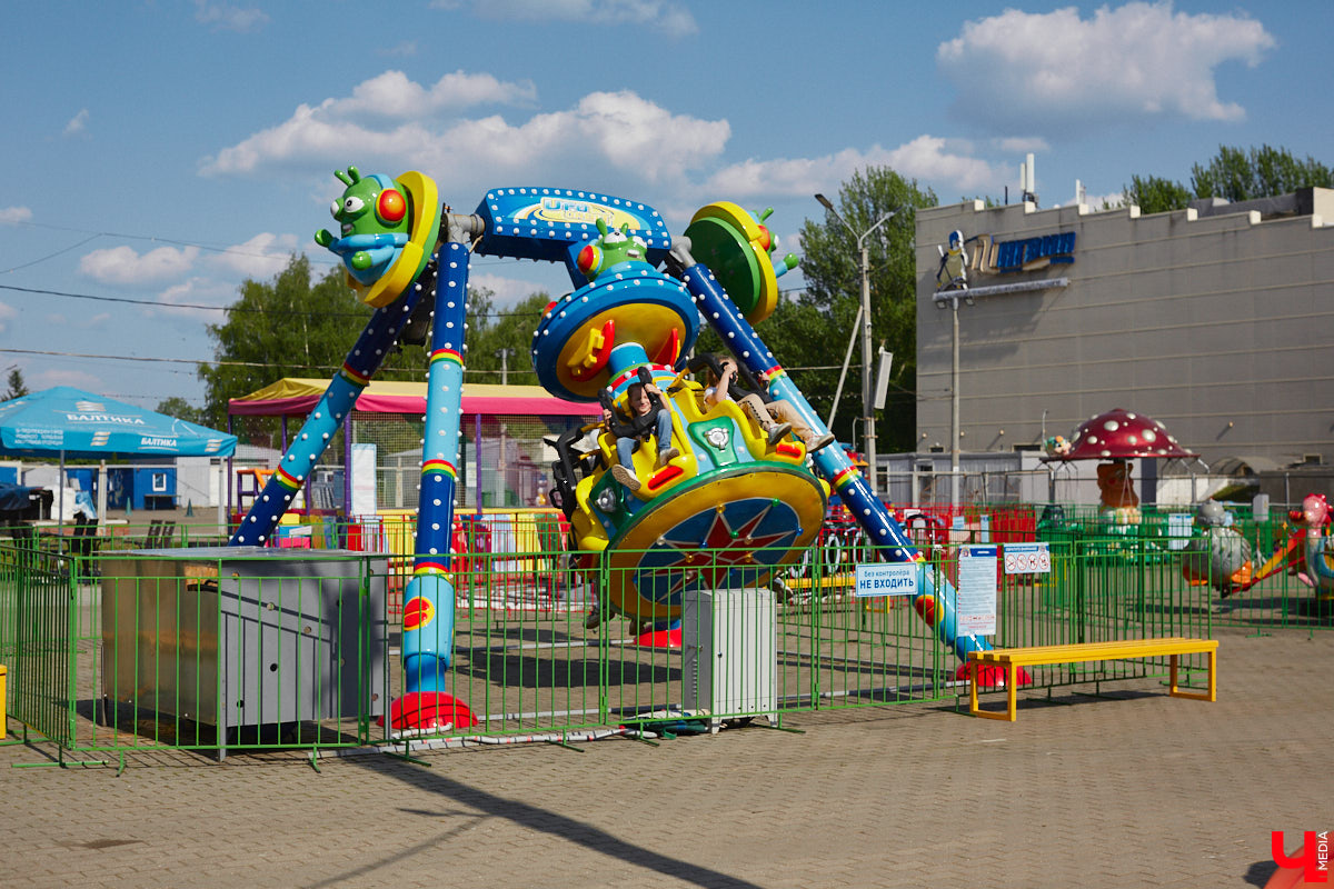 Владимирский парк аттракционов «Добро Лэнд» прошел проверку и приглашает гостей. В этом году на выбор сразу двадцать батутов и каруселей. Есть среди них и новинки. Причем планов по дальнейшему развитию еще много. Например, летом там обещают устроить мини-аквапарк для детей. Все подробности в нашем фоторепортаже.