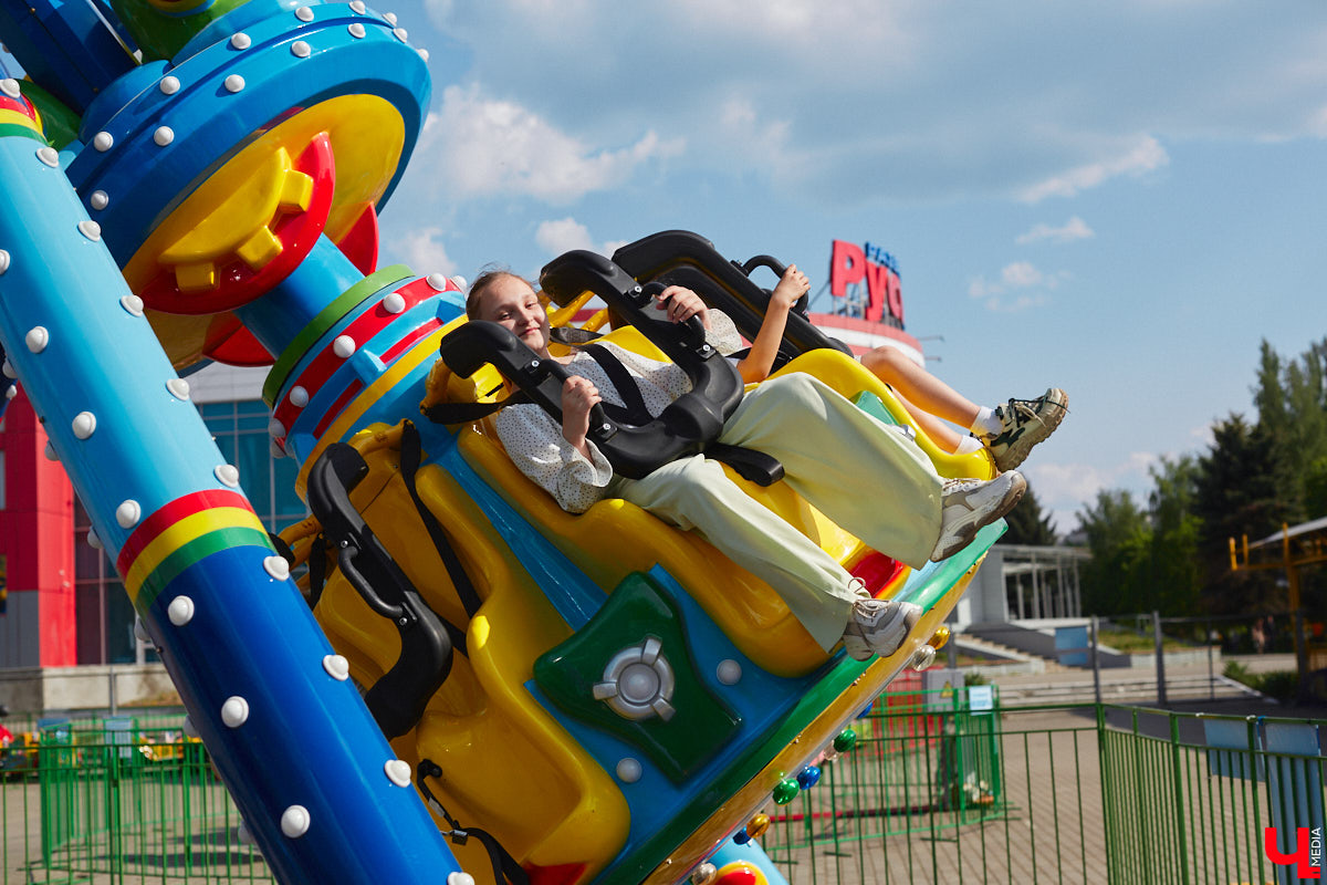 Владимирский парк аттракционов «Добро Лэнд» прошел проверку и приглашает гостей. В этом году на выбор сразу двадцать батутов и каруселей. Есть среди них и новинки. Причем планов по дальнейшему развитию еще много. Например, летом там обещают устроить мини-аквапарк для детей. Все подробности в нашем фоторепортаже.