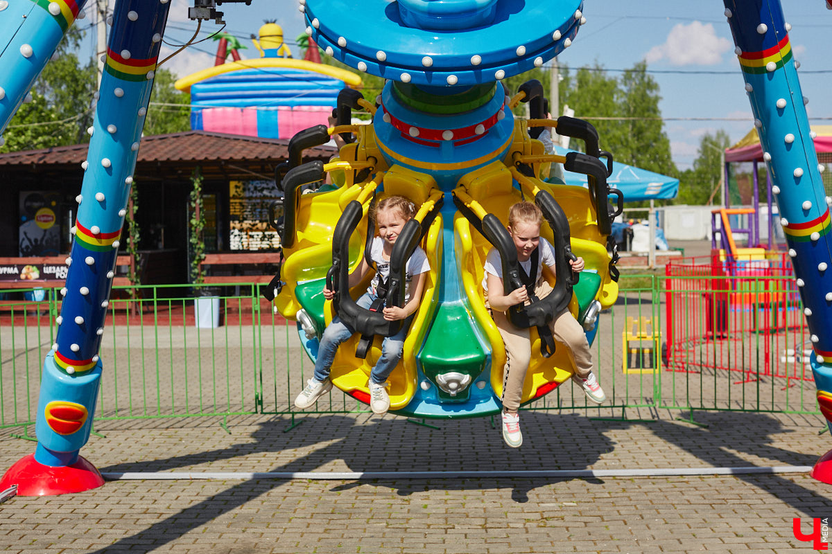 Владимирский парк аттракционов «Добро Лэнд» прошел проверку и приглашает гостей. В этом году на выбор сразу двадцать батутов и каруселей. Есть среди них и новинки. Причем планов по дальнейшему развитию еще много. Например, летом там обещают устроить мини-аквапарк для детей. Все подробности в нашем фоторепортаже.