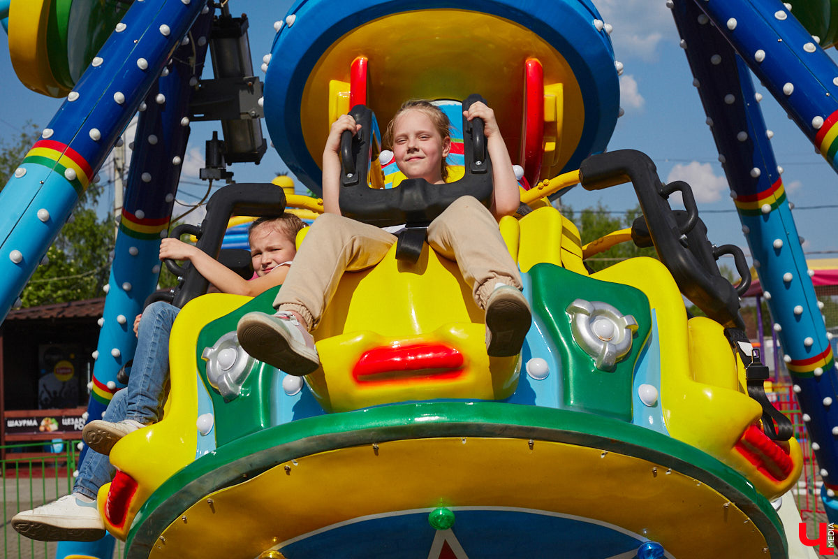 Владимирский парк аттракционов «Добро Лэнд» прошел проверку и приглашает гостей. В этом году на выбор сразу двадцать батутов и каруселей. Есть среди них и новинки. Причем планов по дальнейшему развитию еще много. Например, летом там обещают устроить мини-аквапарк для детей. Все подробности в нашем фоторепортаже.