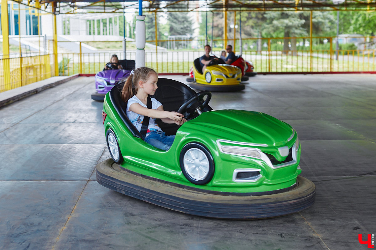 Владимирский парк аттракционов «Добро Лэнд» прошел проверку и приглашает гостей. В этом году на выбор сразу двадцать батутов и каруселей. Есть среди них и новинки. Причем планов по дальнейшему развитию еще много. Например, летом там обещают устроить мини-аквапарк для детей. Все подробности в нашем фоторепортаже.