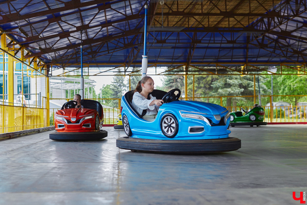 Владимирский парк аттракционов «Добро Лэнд» прошел проверку и приглашает гостей. В этом году на выбор сразу двадцать батутов и каруселей. Есть среди них и новинки. Причем планов по дальнейшему развитию еще много. Например, летом там обещают устроить мини-аквапарк для детей. Все подробности в нашем фоторепортаже.